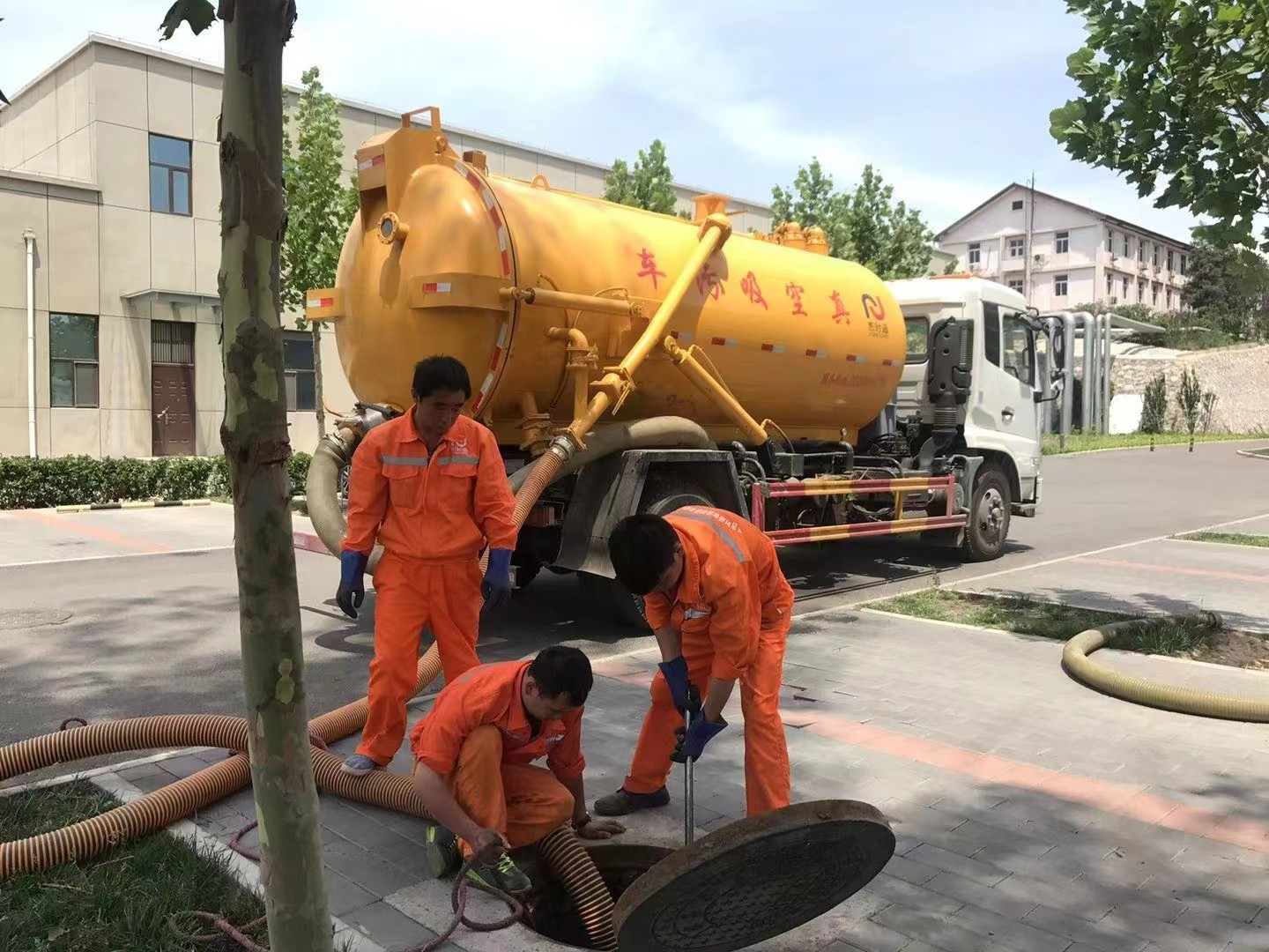 柯城管道疏通车停在窨井附近