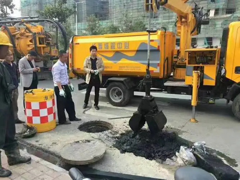 柯城街道：网格员化身“清道夫”，为民解忧疏通“堵心”化粪池