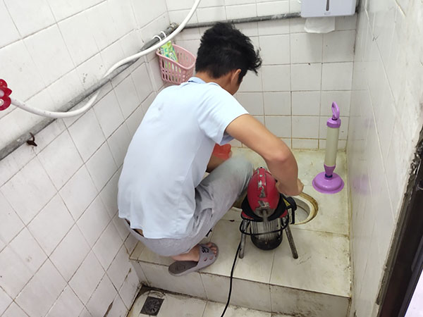 柯城肥皂掉到马桶里把马桶堵住了怎么办？马桶堵住了怎么办